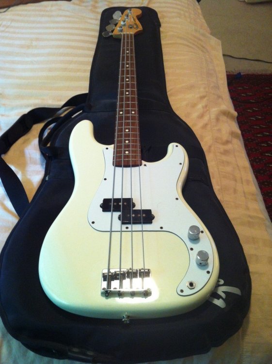 1986_Fender_Precision_2.thumb.JPG.b048a7308483da746f97e3a81a12cf25.JPG