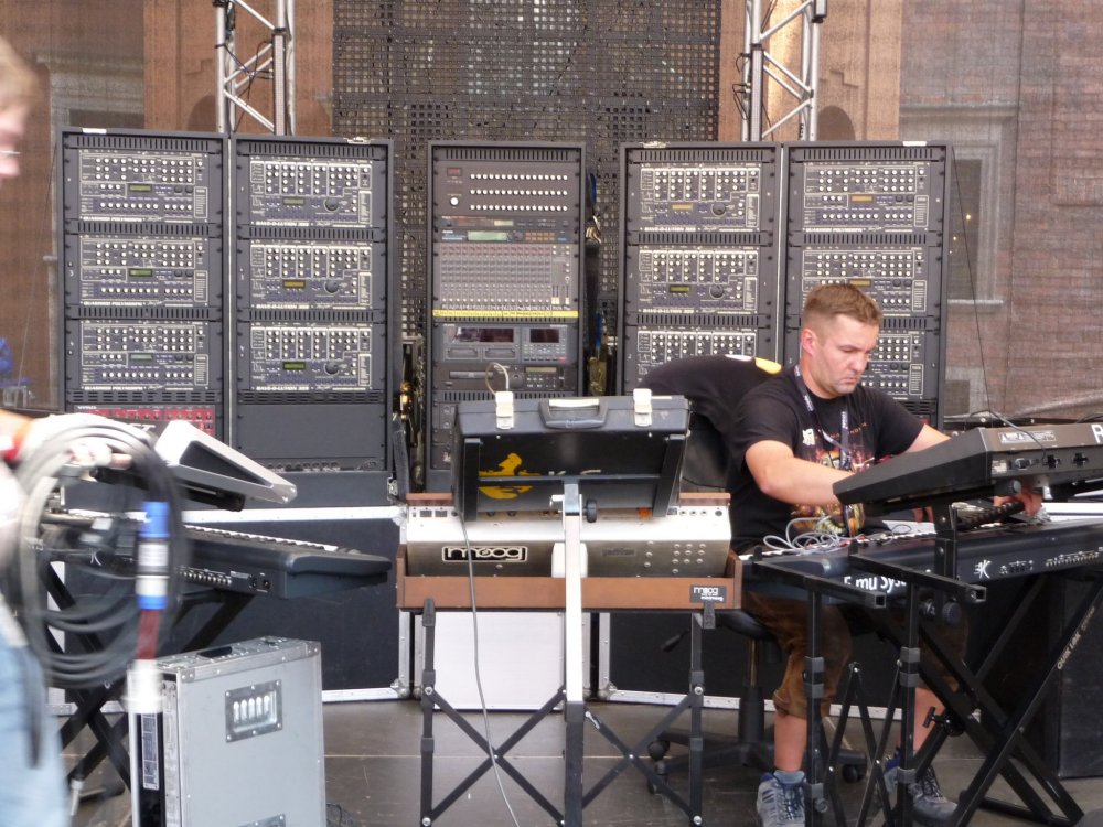 Klaus_Schulze_live_setup_1.thumb.jpg.bc7172827215683082380a7fc5f67772.jpg