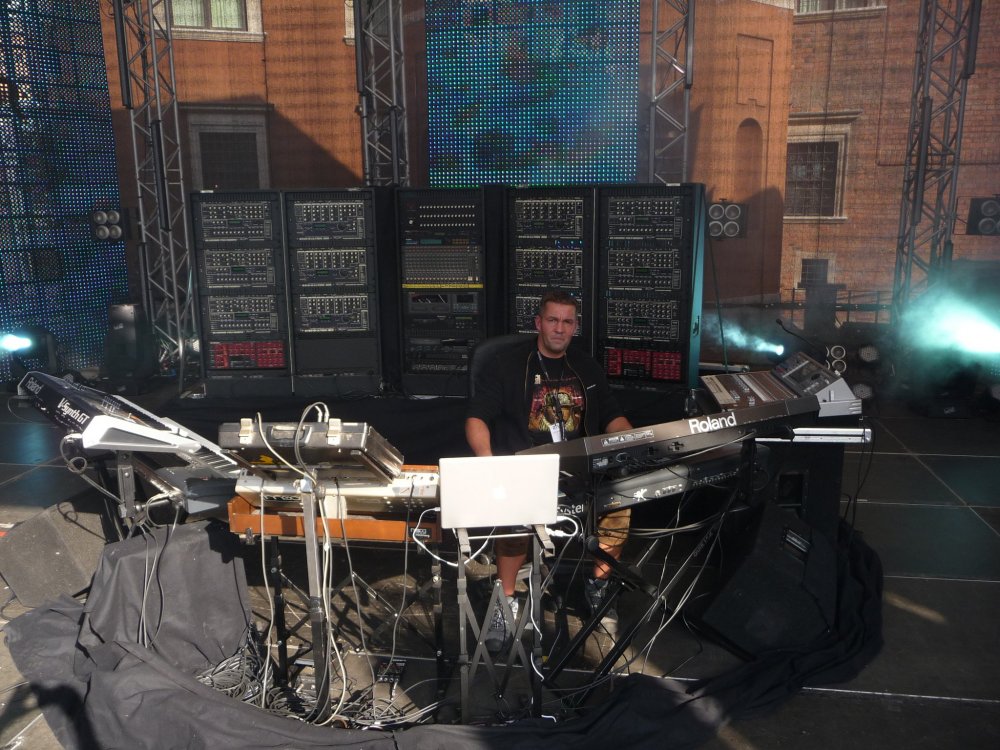 Klaus_Schulze_live_setup_3.thumb.jpg.09f68b25e0fada047e67dd0c2a4dd400.jpg