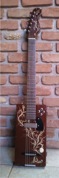 cigarboxguitar5.thumb.jpg.08dd57eb22b1b63d9c3fe672544fa6e0.jpg