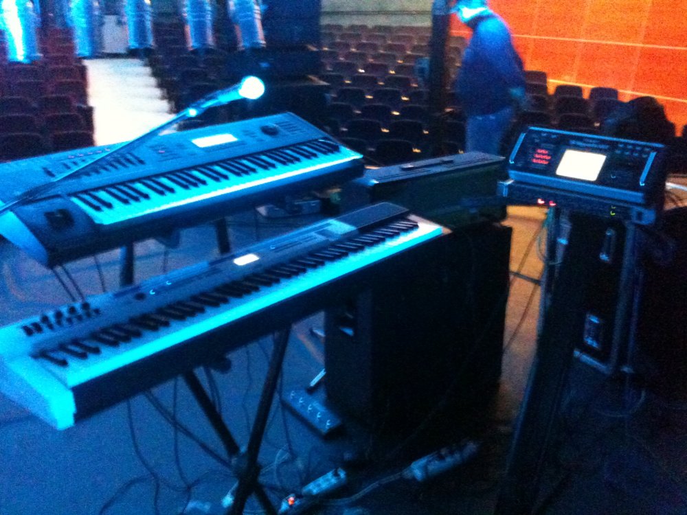 great_gig_setup.thumb.JPG.fd0fee397c3e2b08b30a85051d88dd4b.JPG