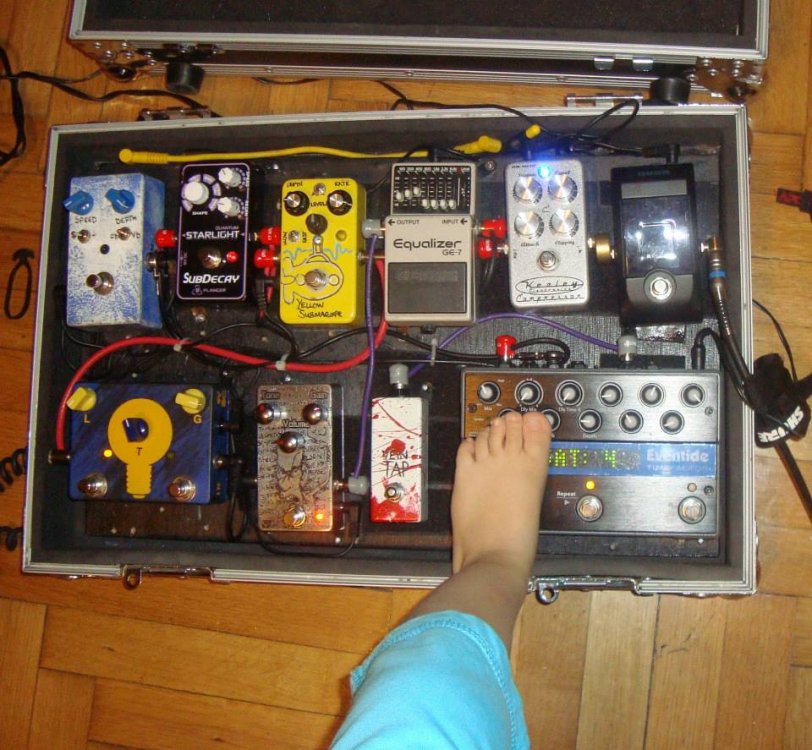 pedal_board.thumb.jpg.8b2ea8f388a49d173373b50cf42cab37.jpg