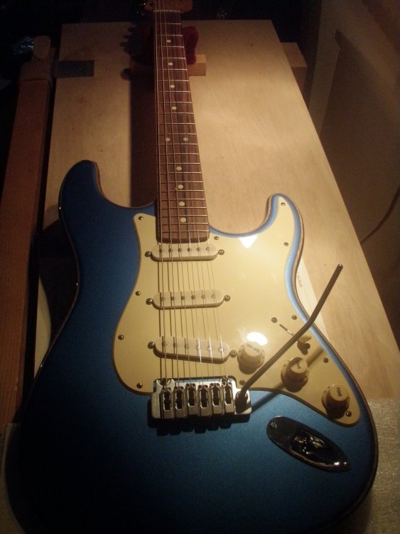 warmoth-lpblue-creampickguard.thumb.jpg.2d308fbeabffc5fd30baecf51b0fce5a.jpg